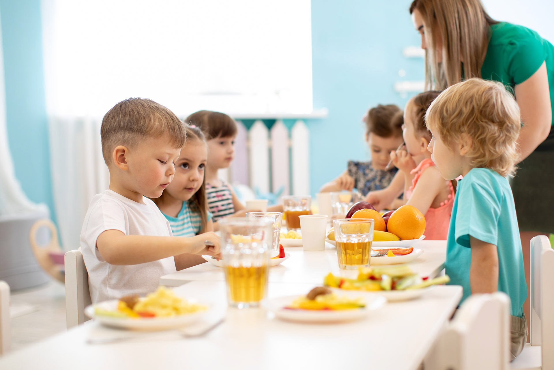 Niños comiendo juntos en un comedor