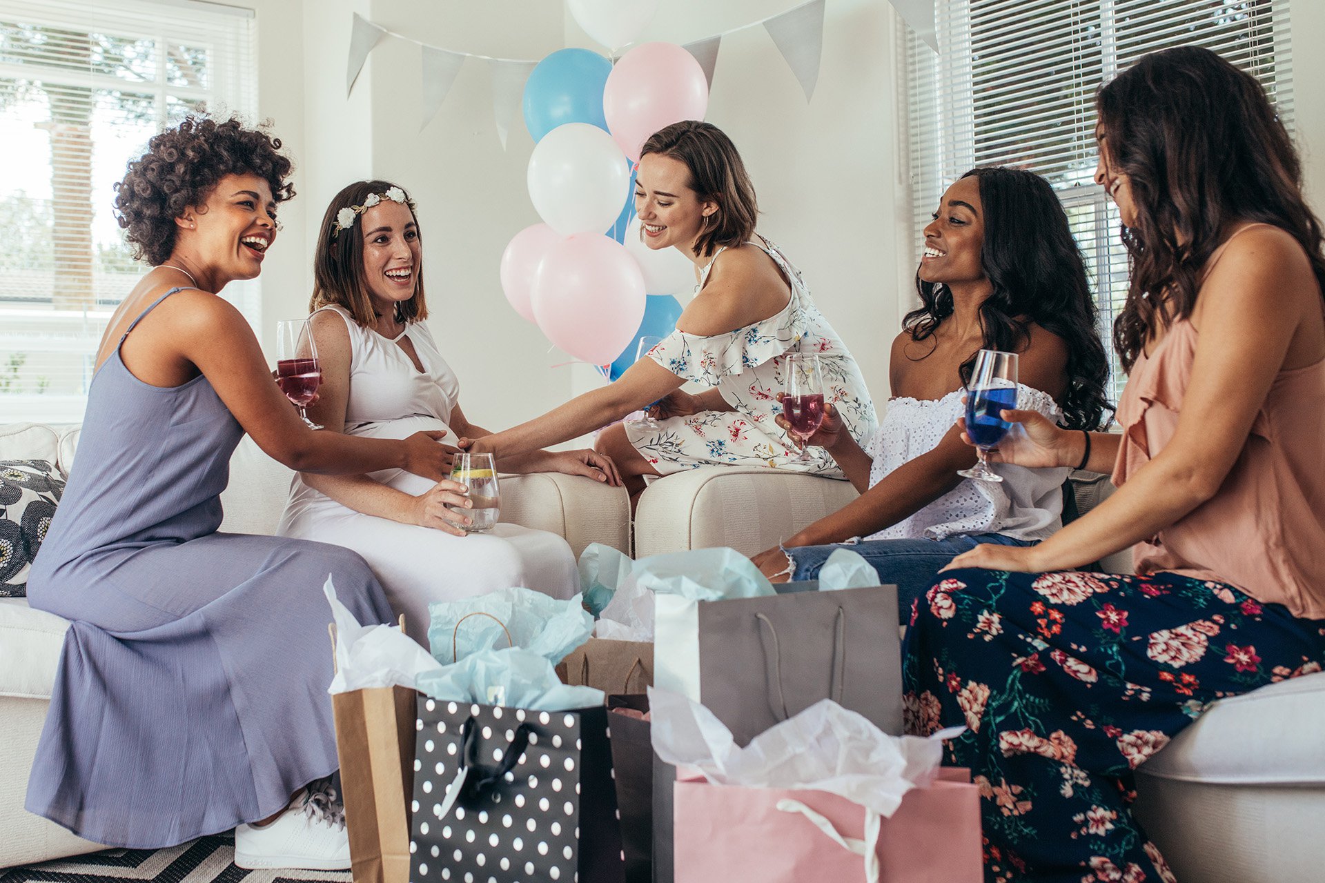 mujeres reunidas celebrando la llegada de un nuevo bebé