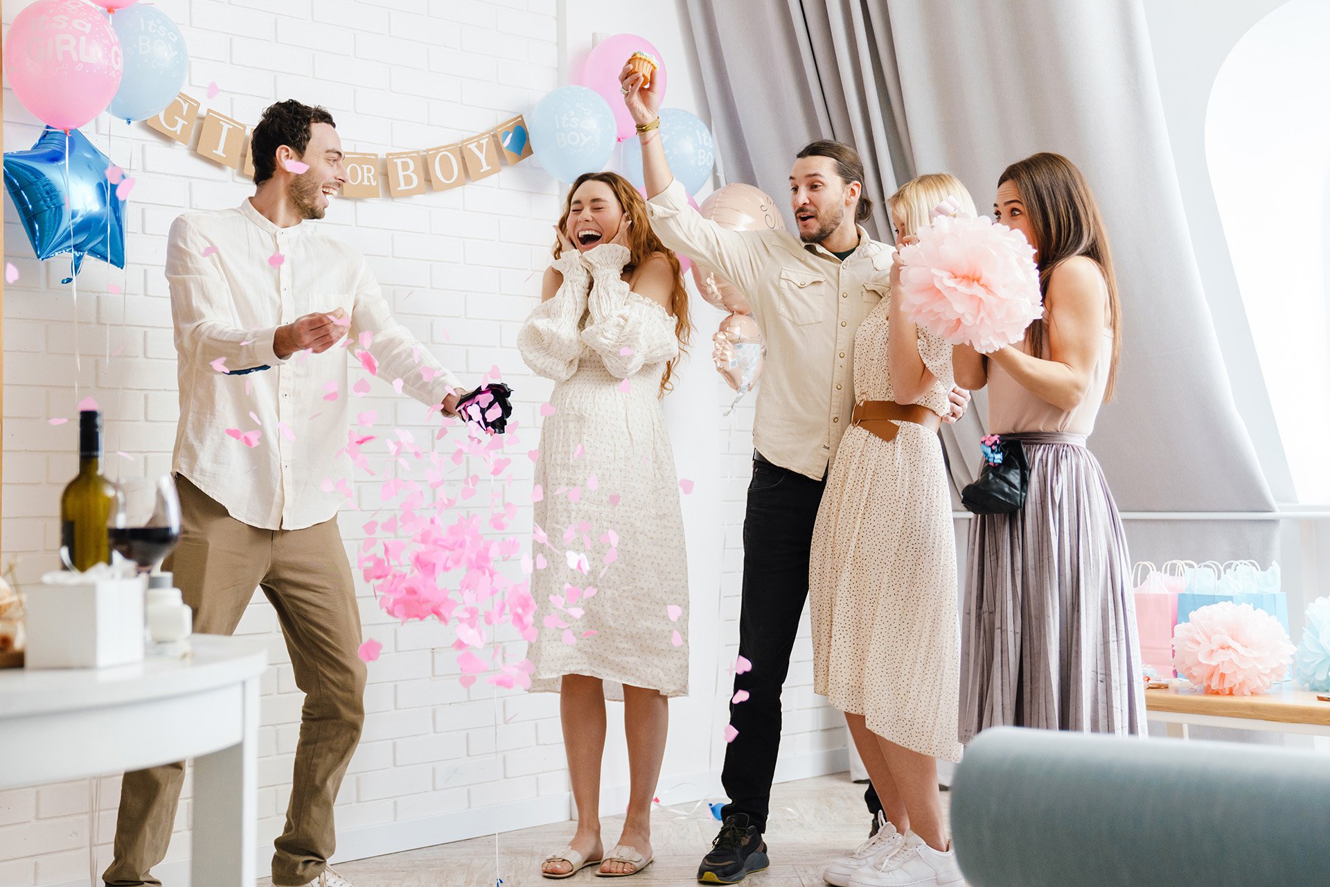 Hombres y mujeres celebrando un baby shower