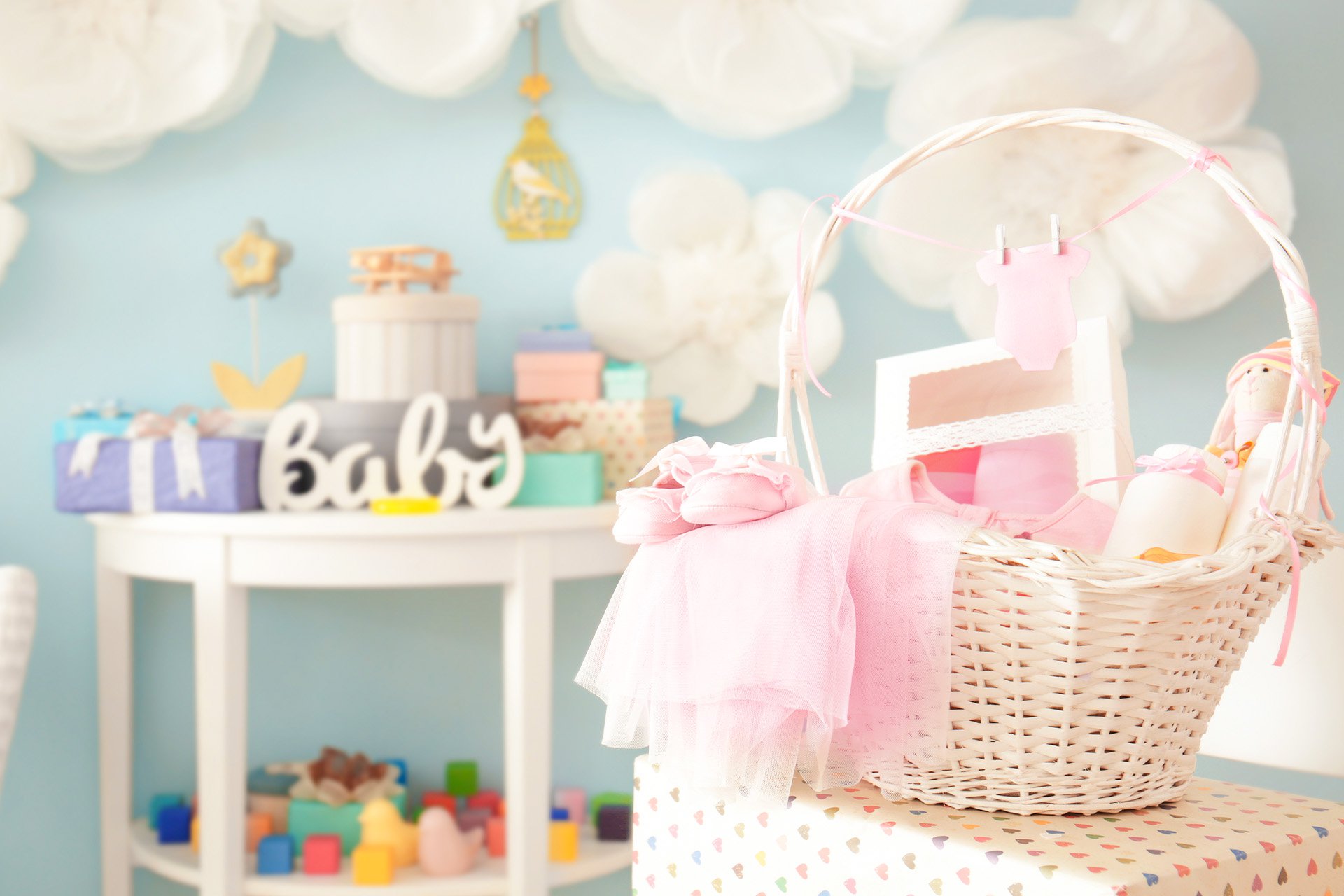 Decoración de baby shower con una canasta de regalos