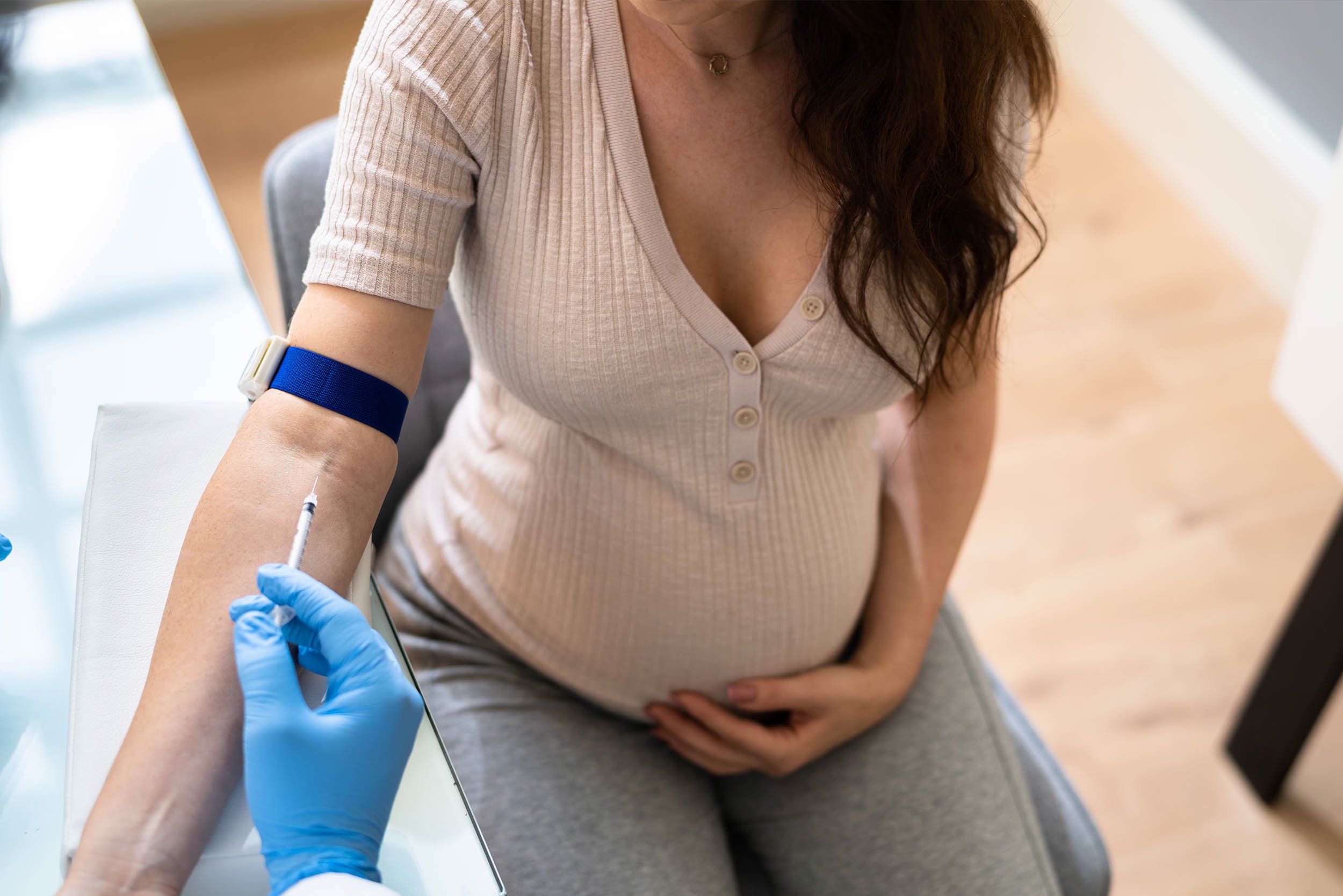 Embarazada sacando una muestra de sangre