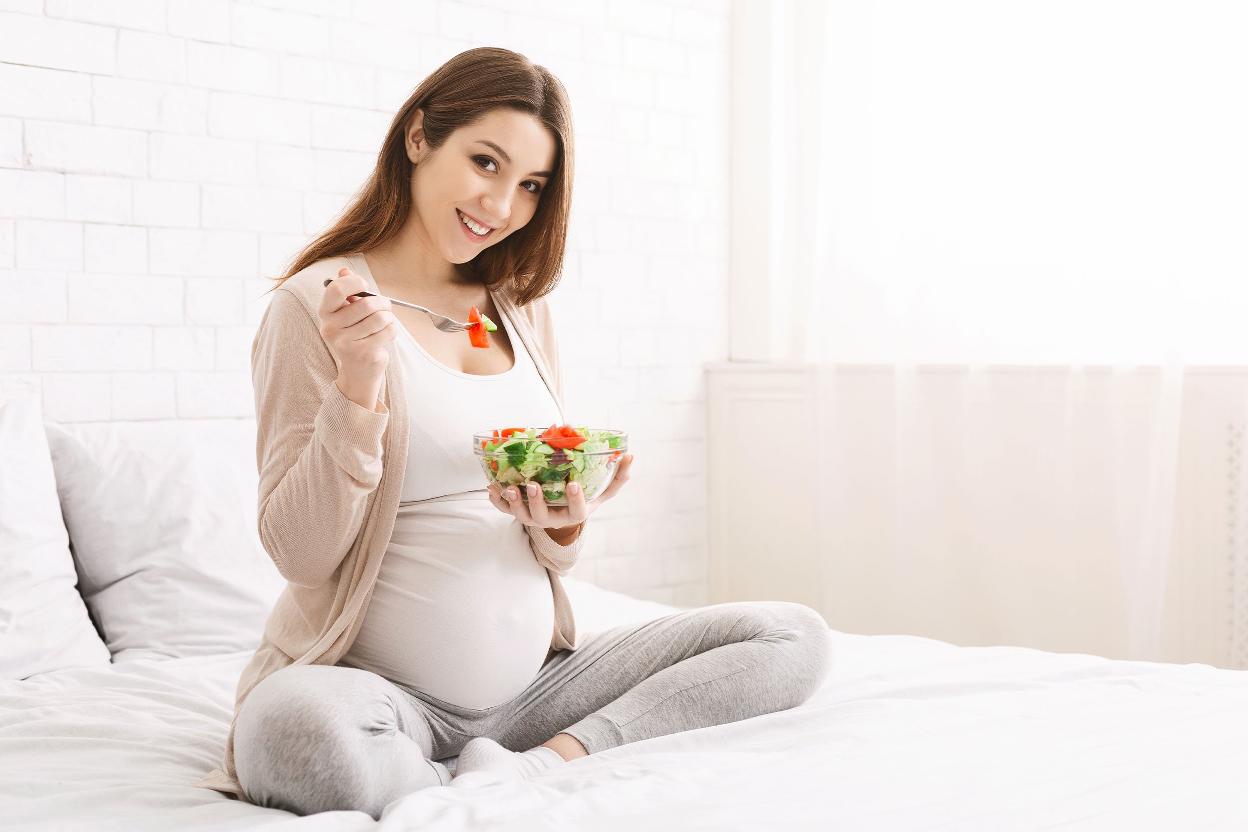 Embarazada comiendo ensalada