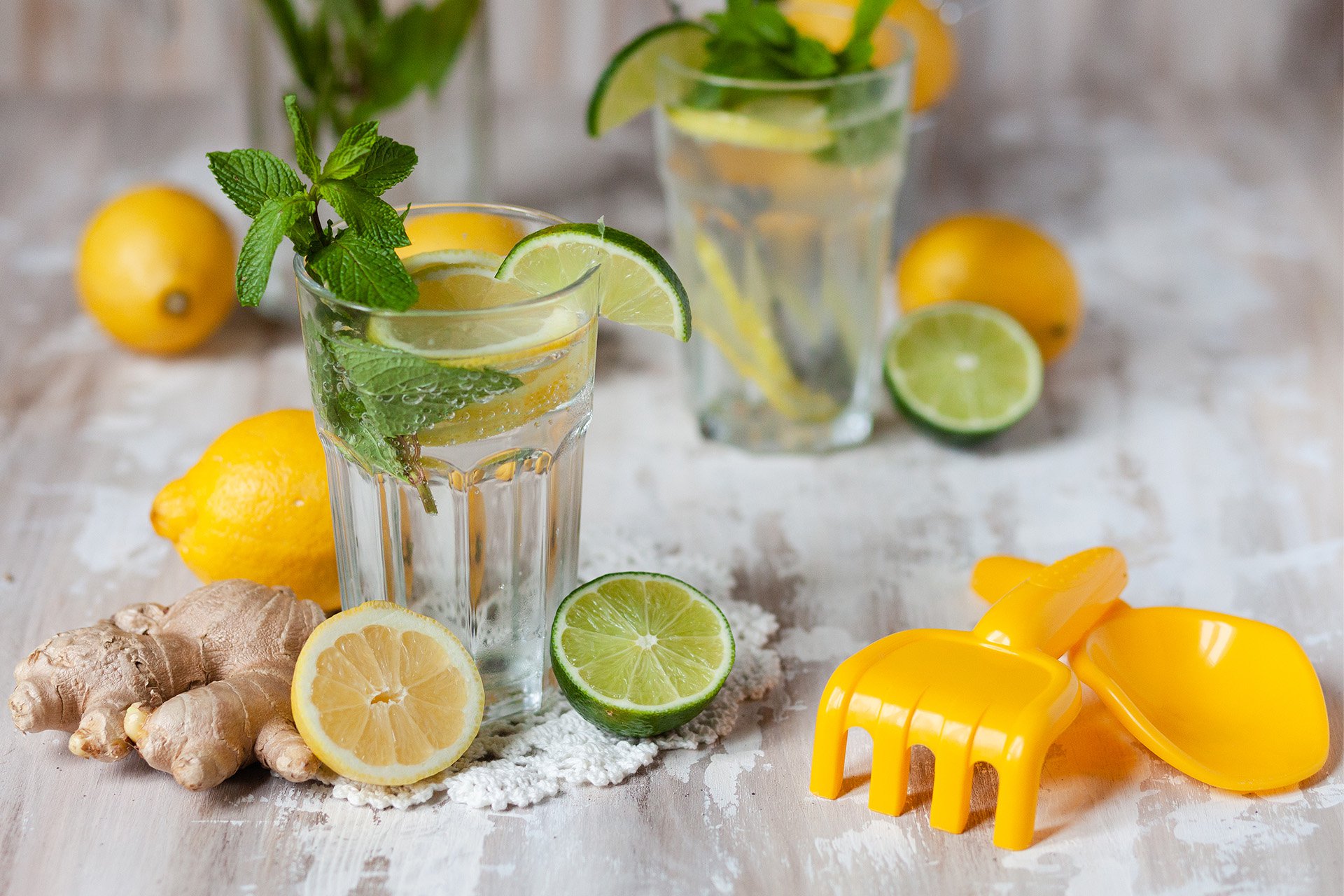 Mesa con bebidas preparadas con hierbabuena y limón