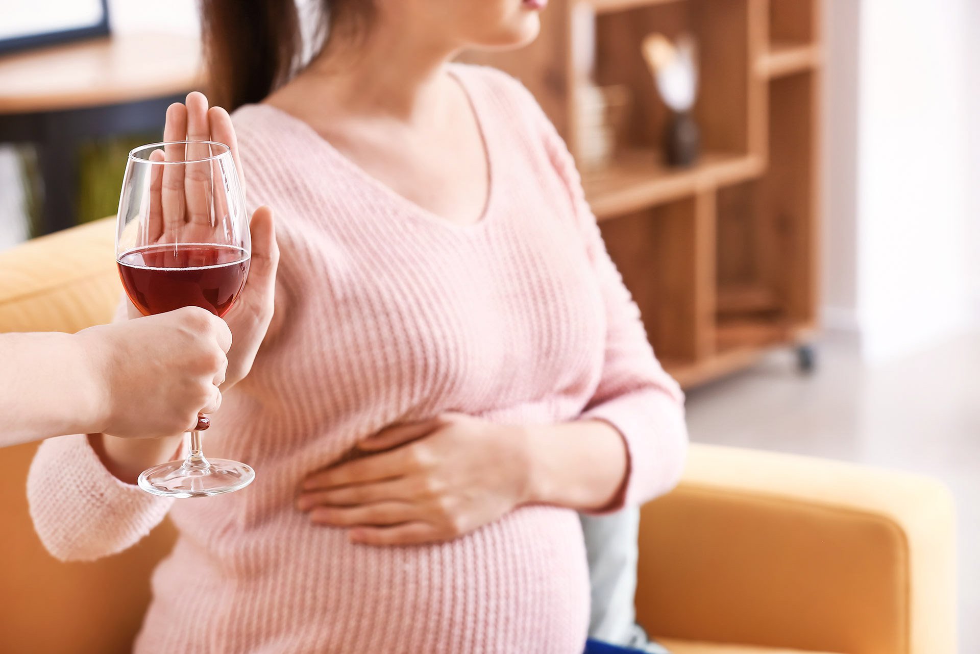 Embarazada rechazando una copa de vino