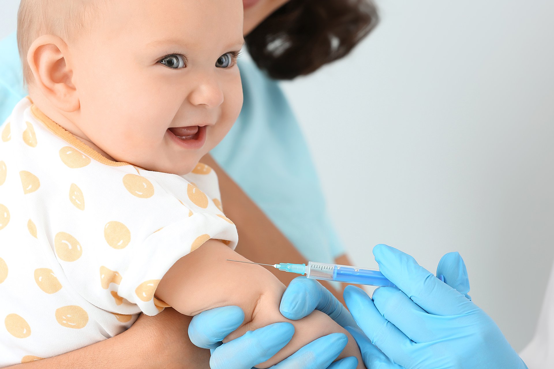 Bebé recibiendo su vacuna