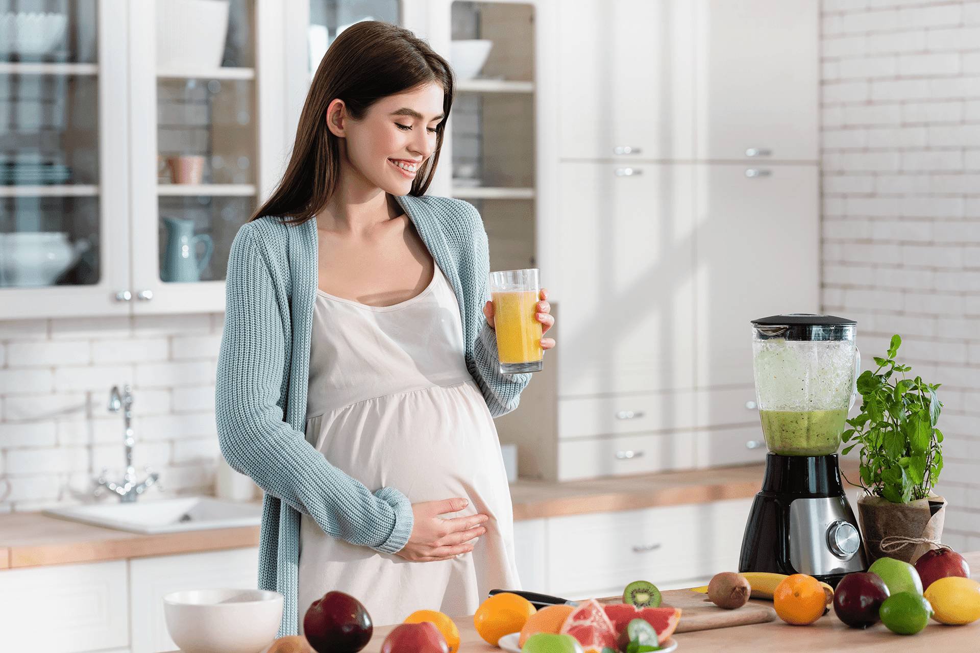 Mujer embarazada comiendo saludable