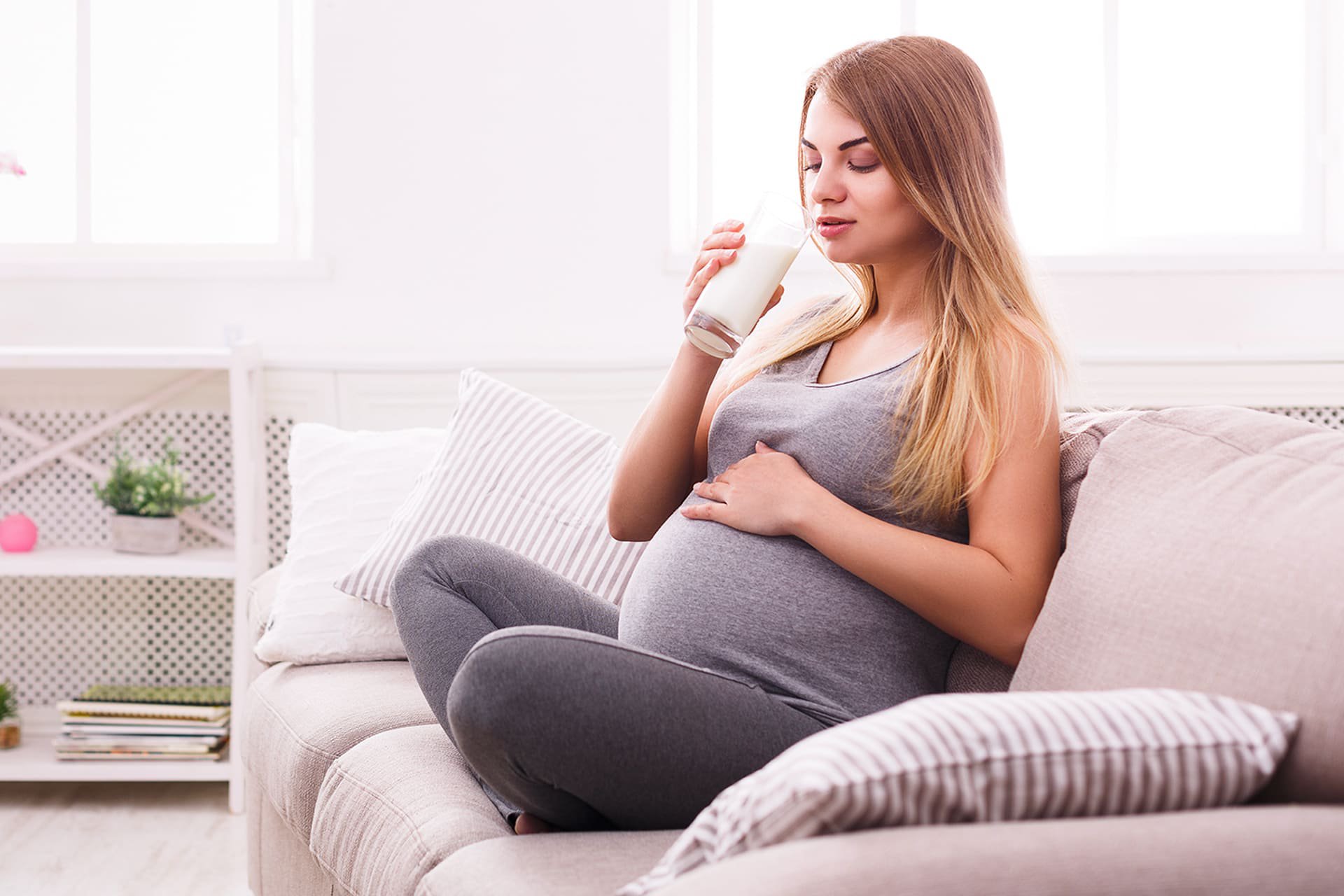 Mujer embarazada tomando leche.