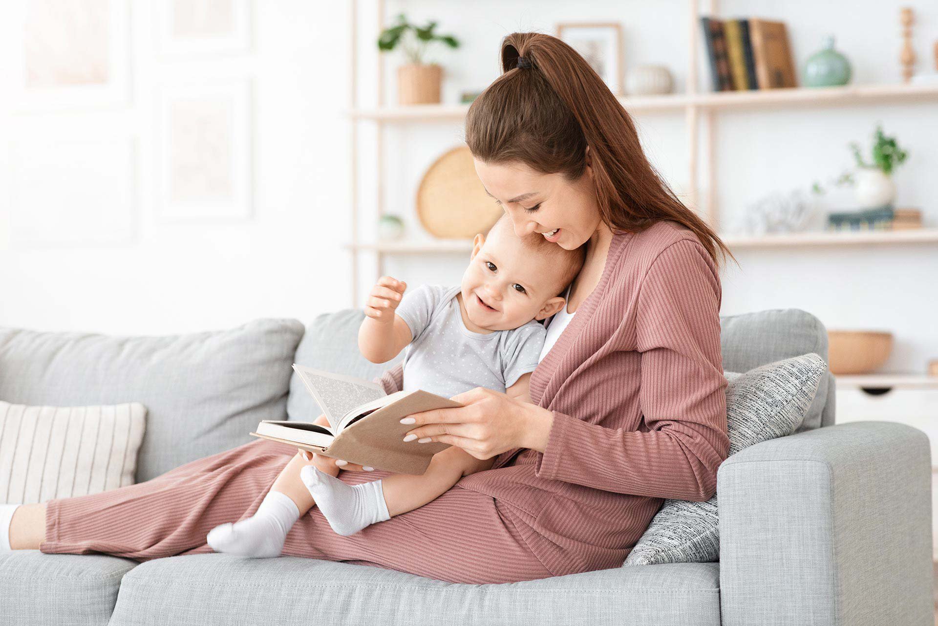 Mamá leyendo un cuento a su bebé