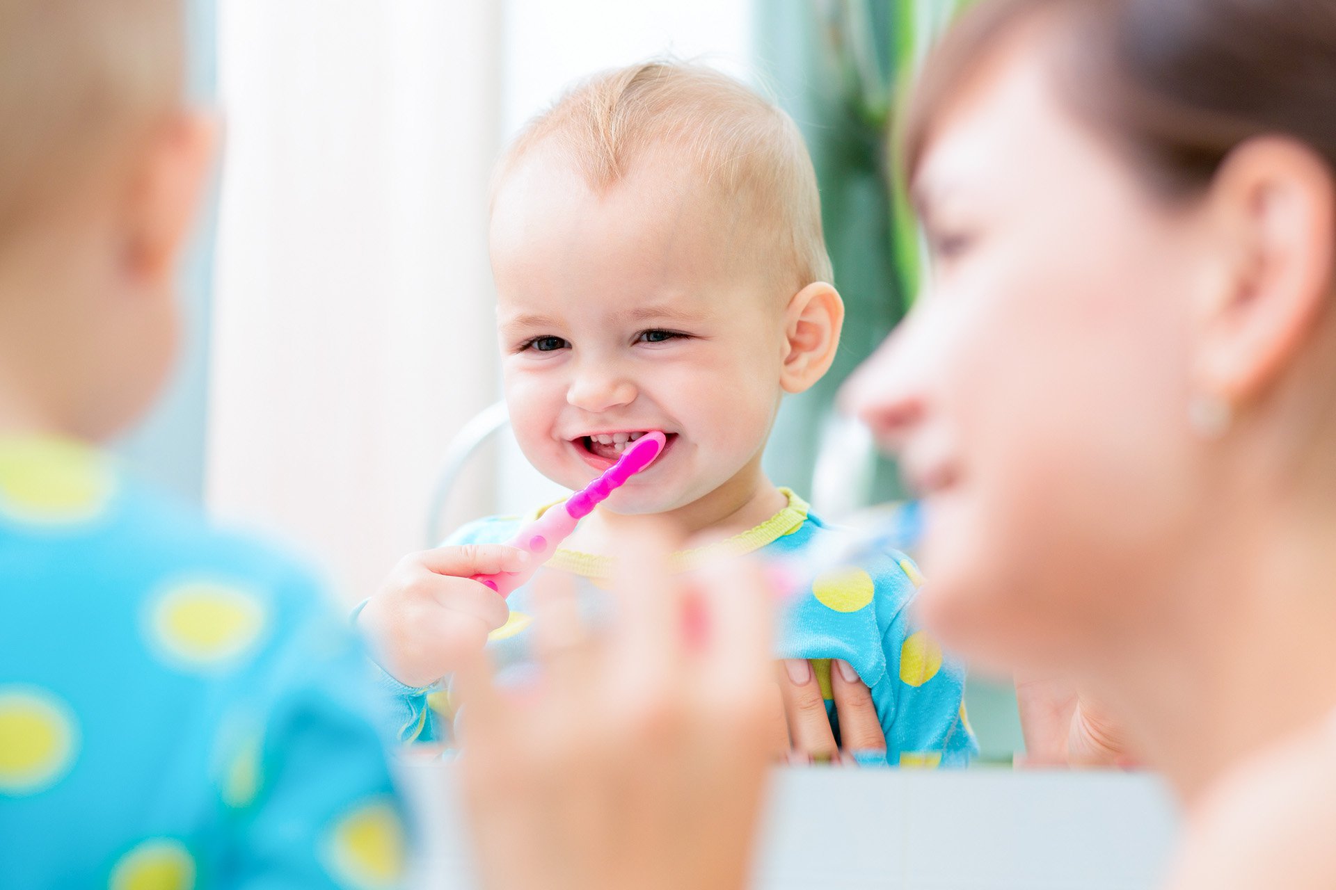 Bebé aprendiendo a cepillarse los dientes