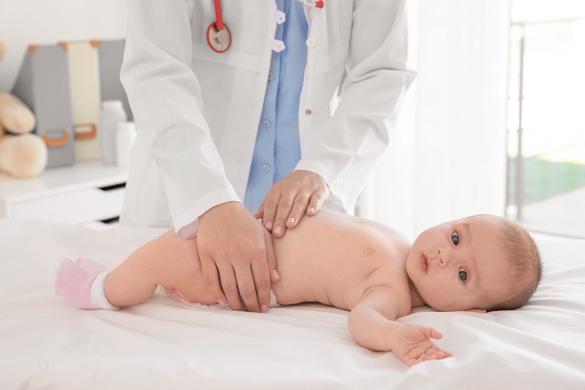 Pediatra examinando un bebé.