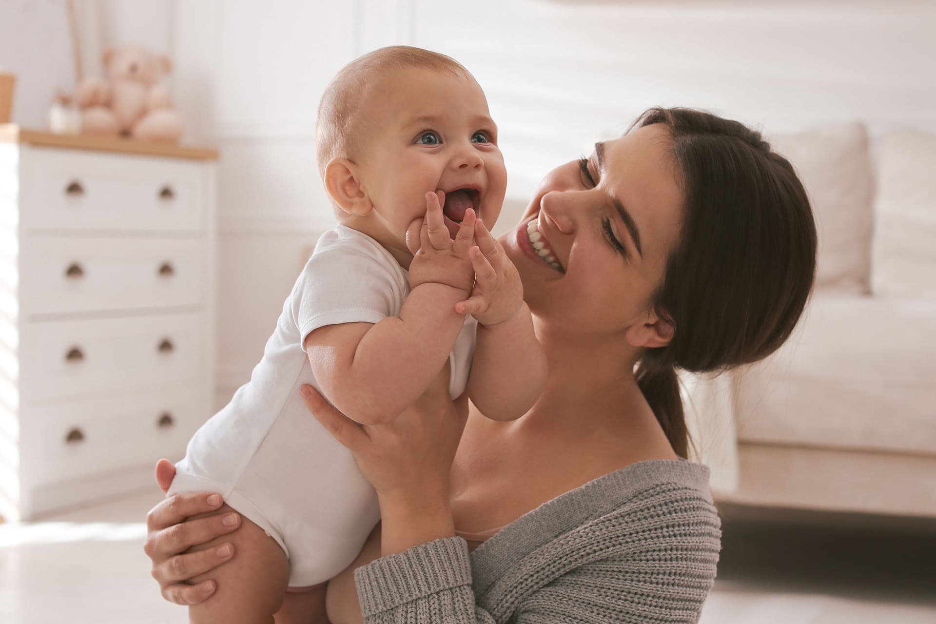 Mamá sosteniendo a su bebé.