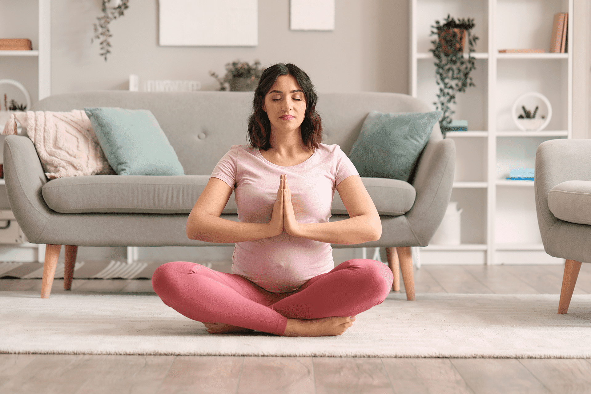 Mujer embarazada meditando.
