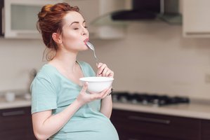 Embarazada comiendo