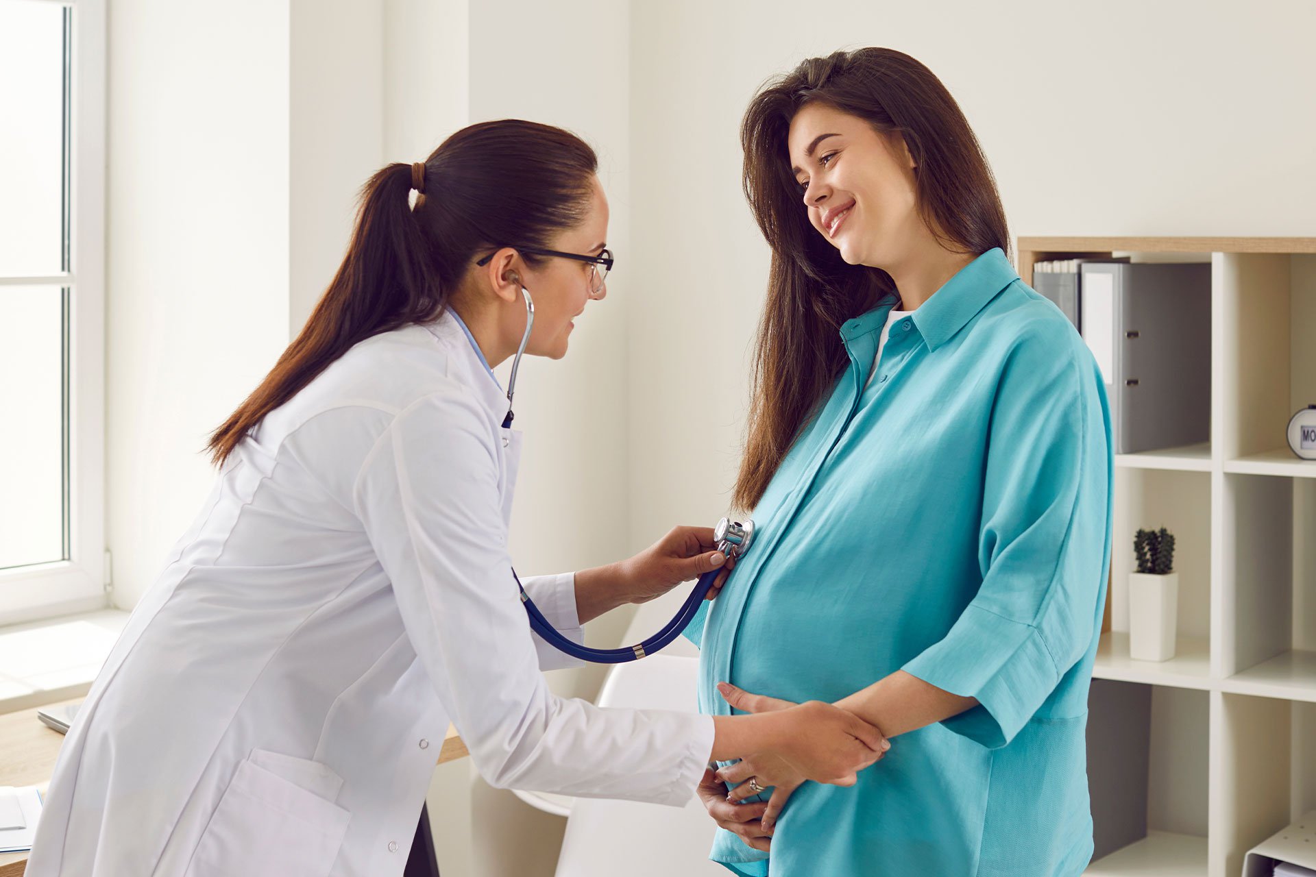 Mujer embarazada en consulta con obstetra