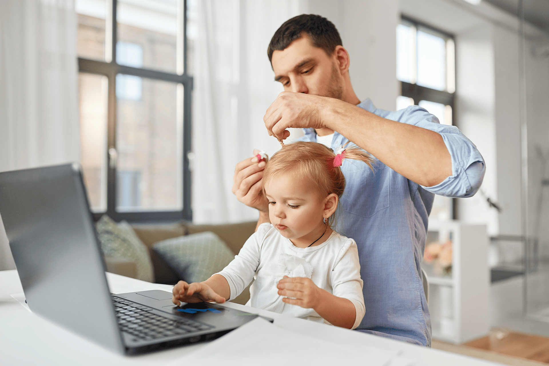 Papá peinando a su bebé.