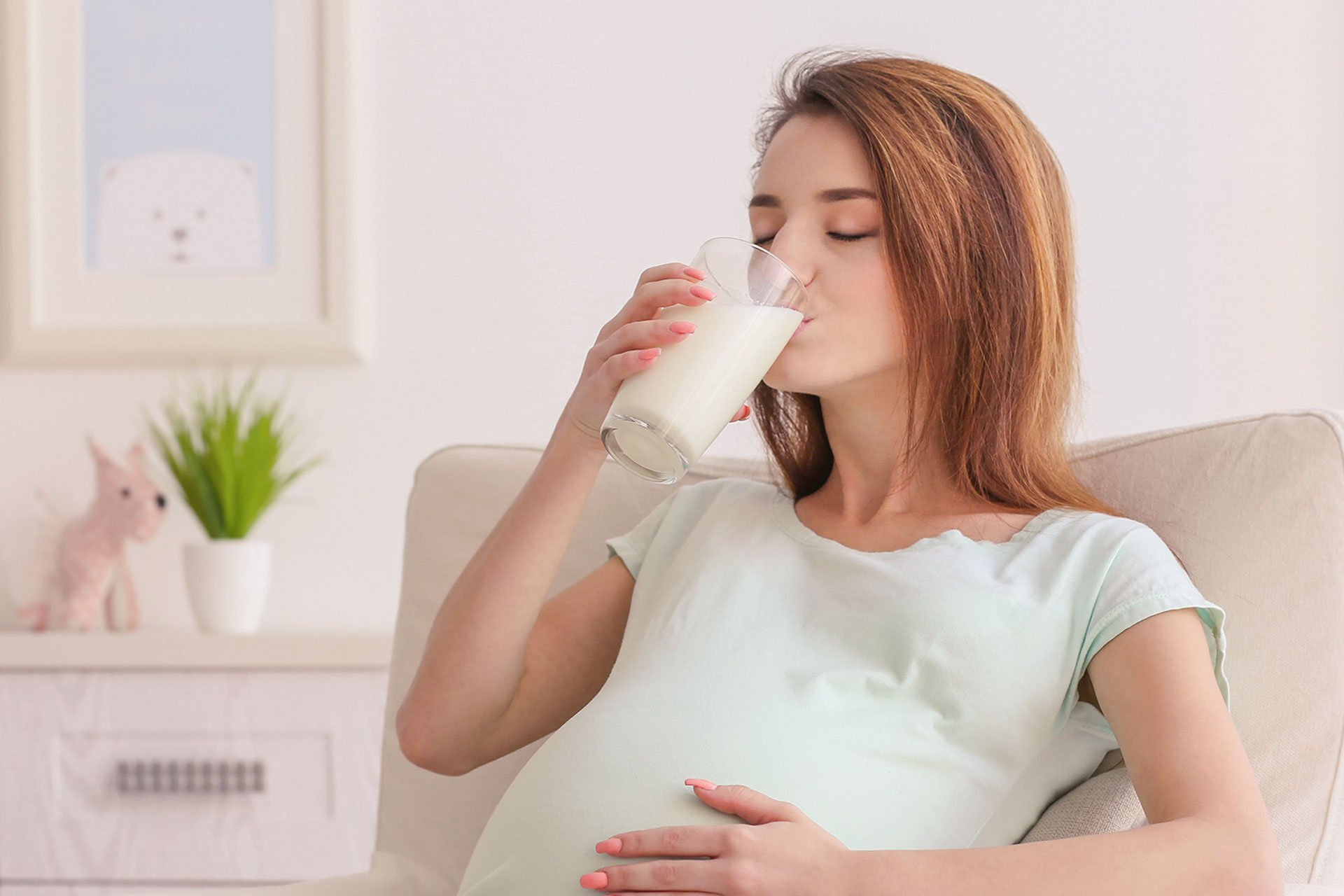 Mujer embarazada tomando leche