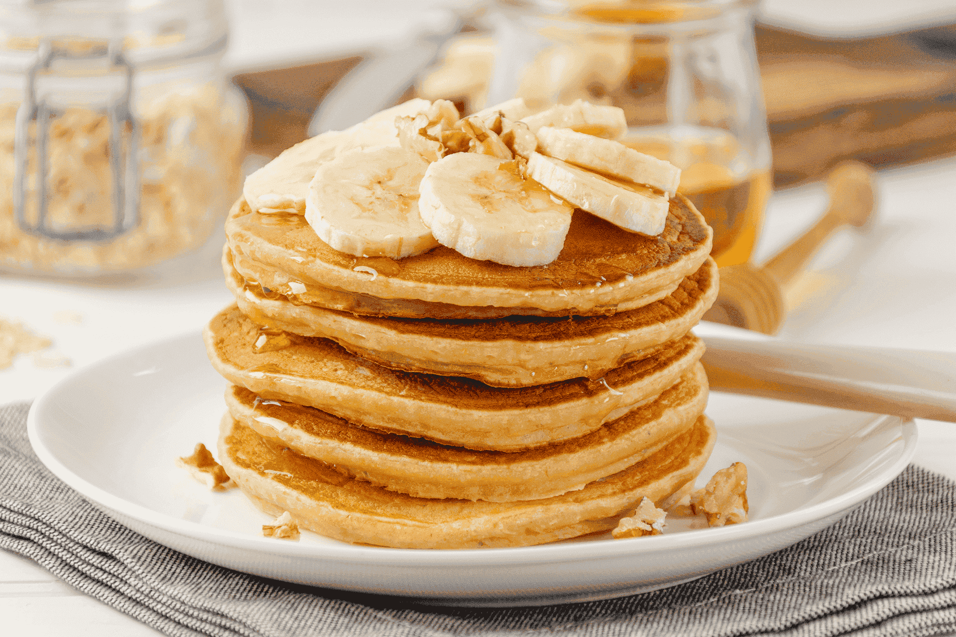 Pancakes con banano y miel.
