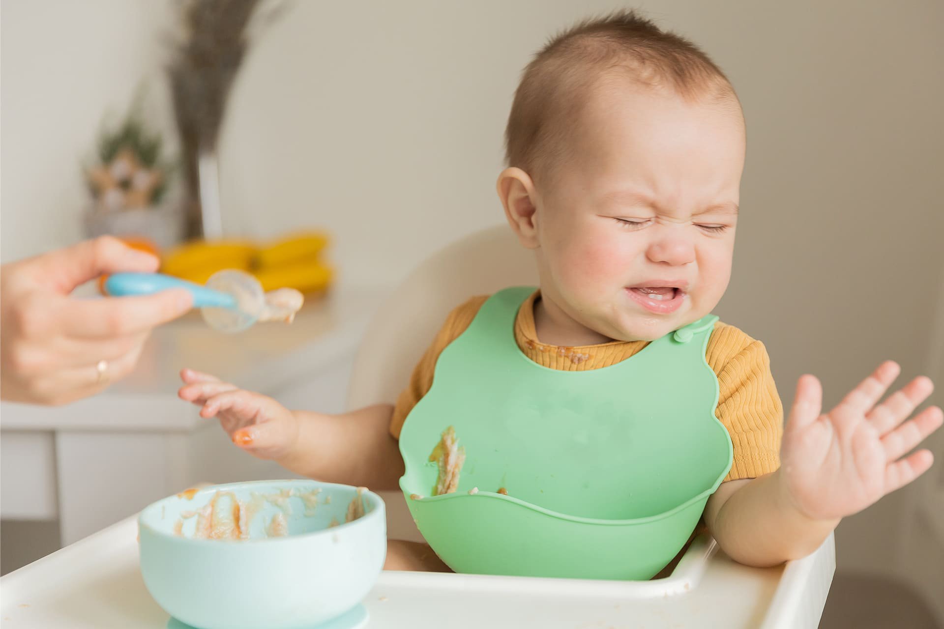 Bebé rechazando la comida.