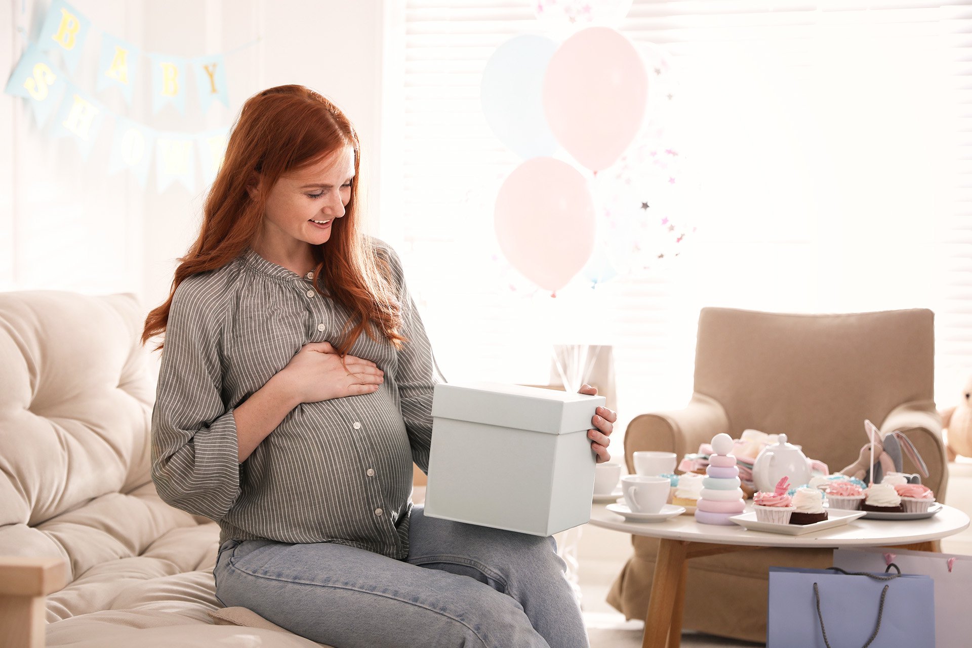 Mujer embarazada observando un regalo